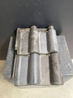 Klein romaanse dakpan blauw gesmoord TEGELEN Gebr. Teeuwen 12064 Dakpannen